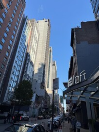 このホテルの入口から6th Avenue 方面の写真