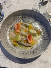 Marinierter Weißfisch aus dem Mettäjärvi See mit Tannenspitzenöl und dem eigenen Rogen