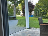 Aus dem Wohnzimmer über die Terrasse zum Steg