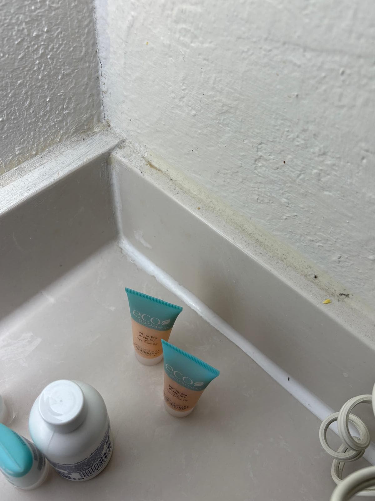 saleté sur les rebords de la sdb