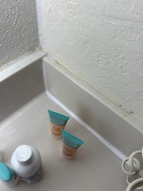 saleté sur les rebords de la sdb