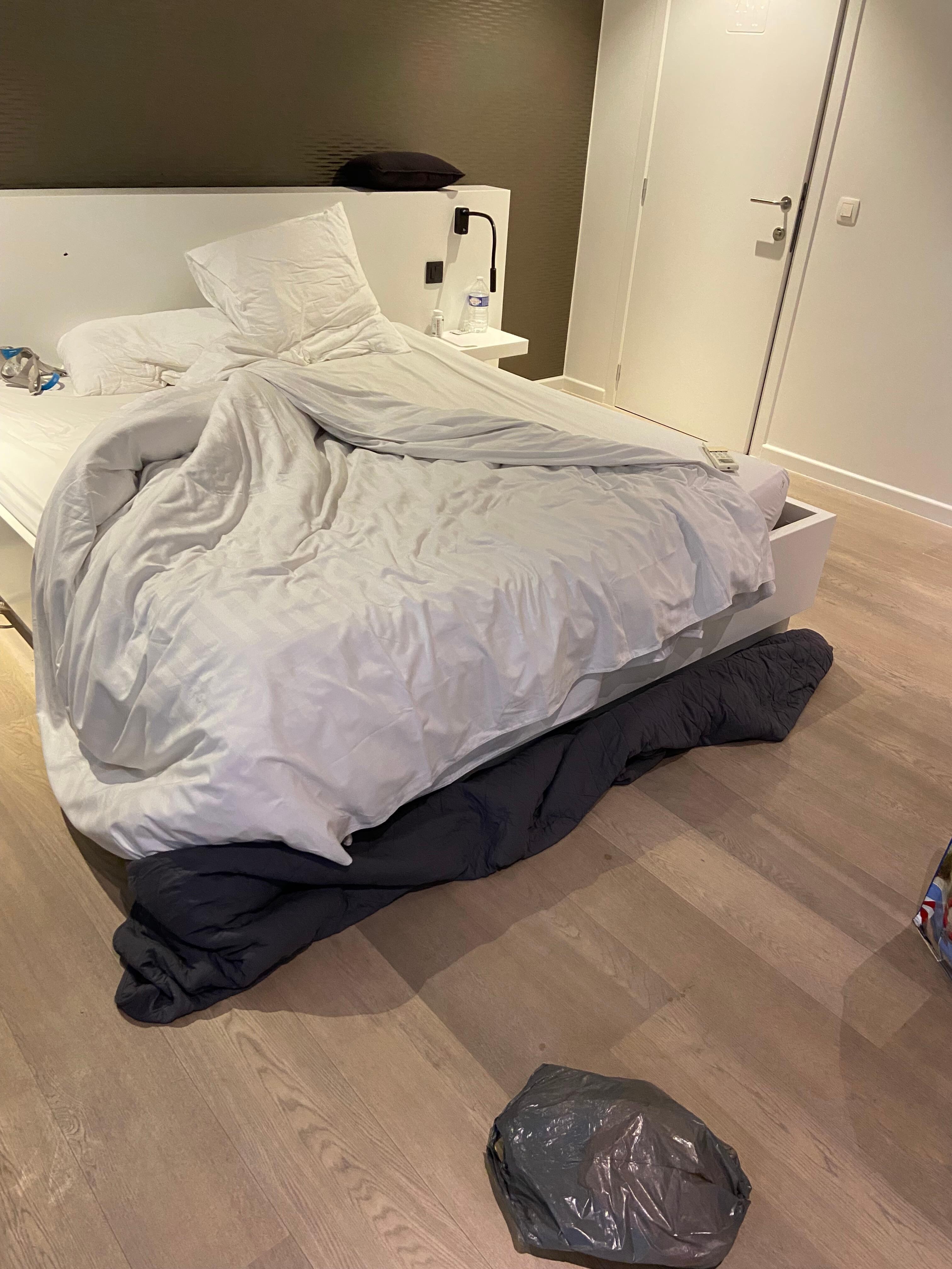 Chambre sans fenêtre et lit non fait sur 3 nuits 
