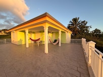 Vaste terrasse avec 2 hamacs, 2 transats et table avec 6 chaises