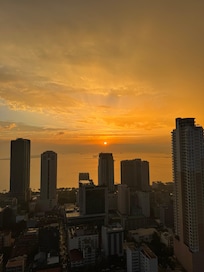 屋上からのマニラ湾の夕陽