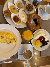 Nice breakfast and fresh variety of food. Great service as well.