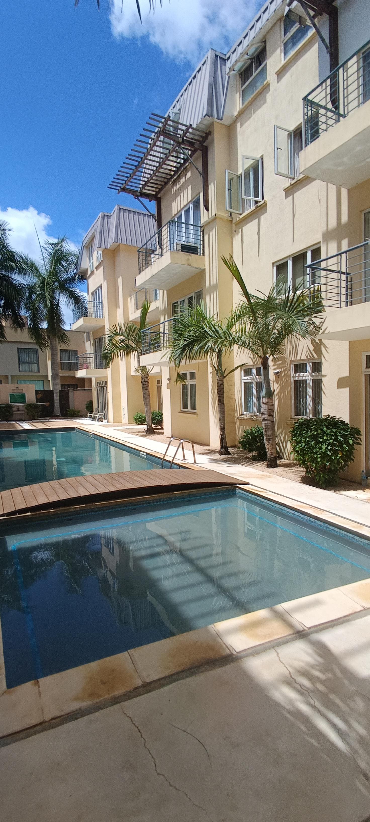 2 balcons donnent sur la piscine 