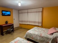 Ventanas grandes y servicio de cable.