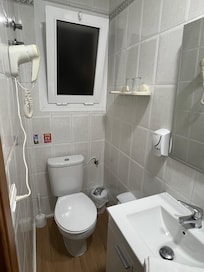 mein kleines ebenfalls renoviertes Bad