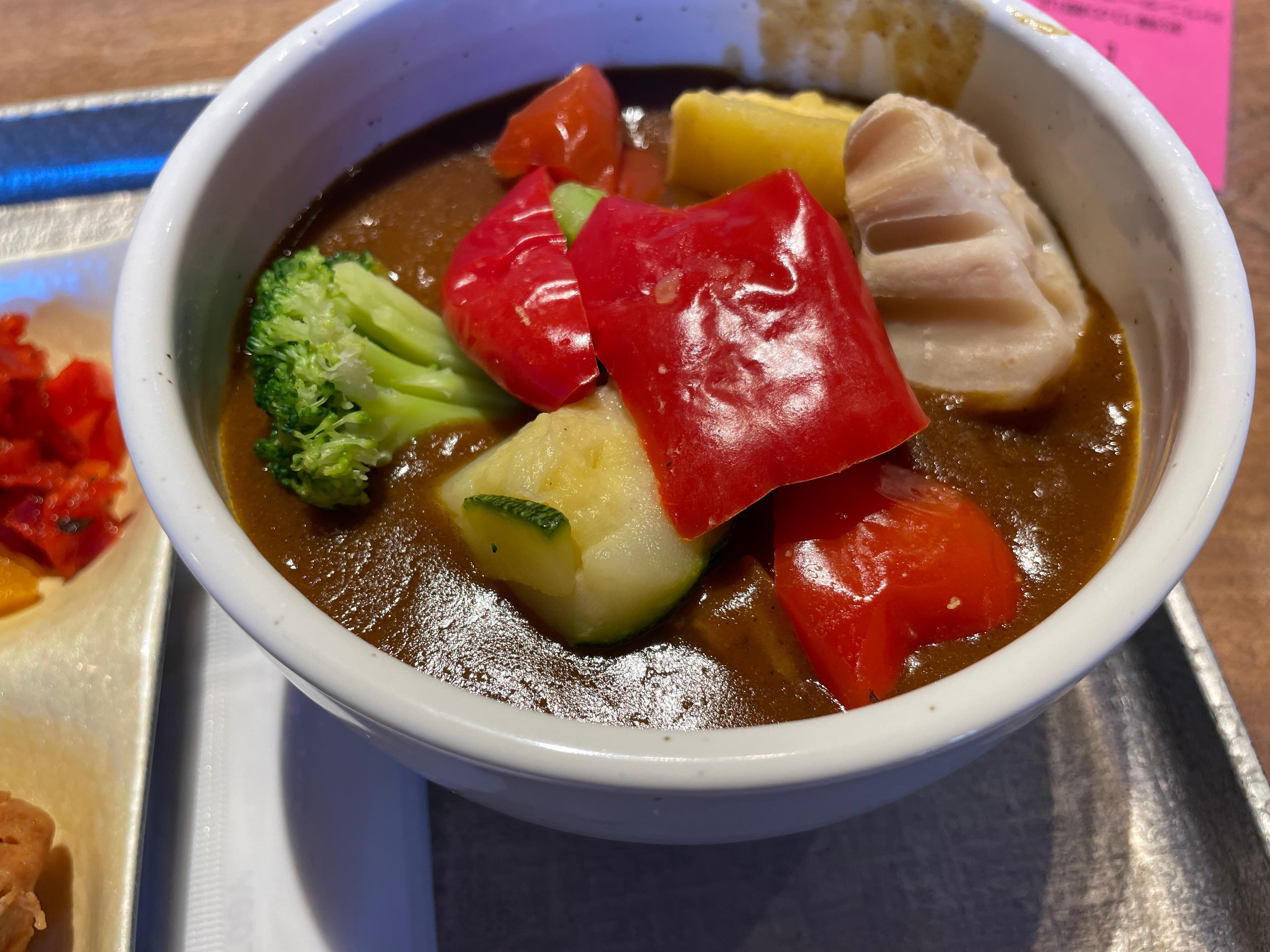 朝食朝カレー、温野菜添え