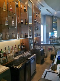 Een zicht van de bar