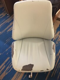 Nedslitt stol på et av rommene