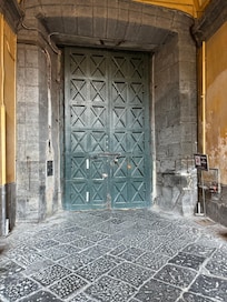 The grand door/gate leading from the street to the courtyard and stairwell.