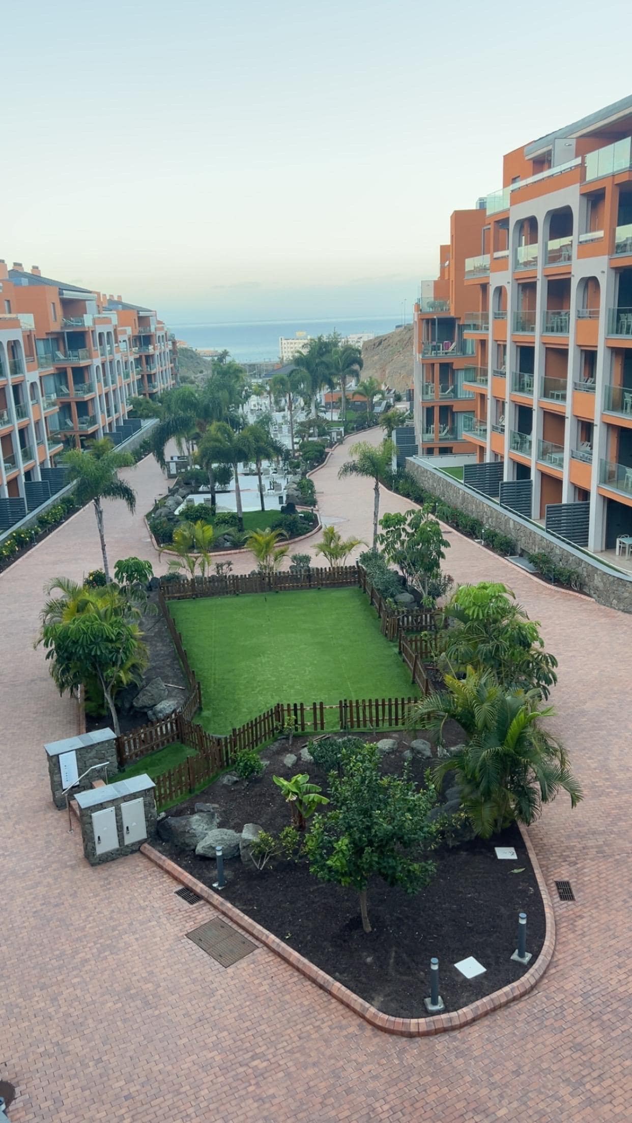 Fint beplantet uteområde med et svømmebasseng og et barnebasseng.