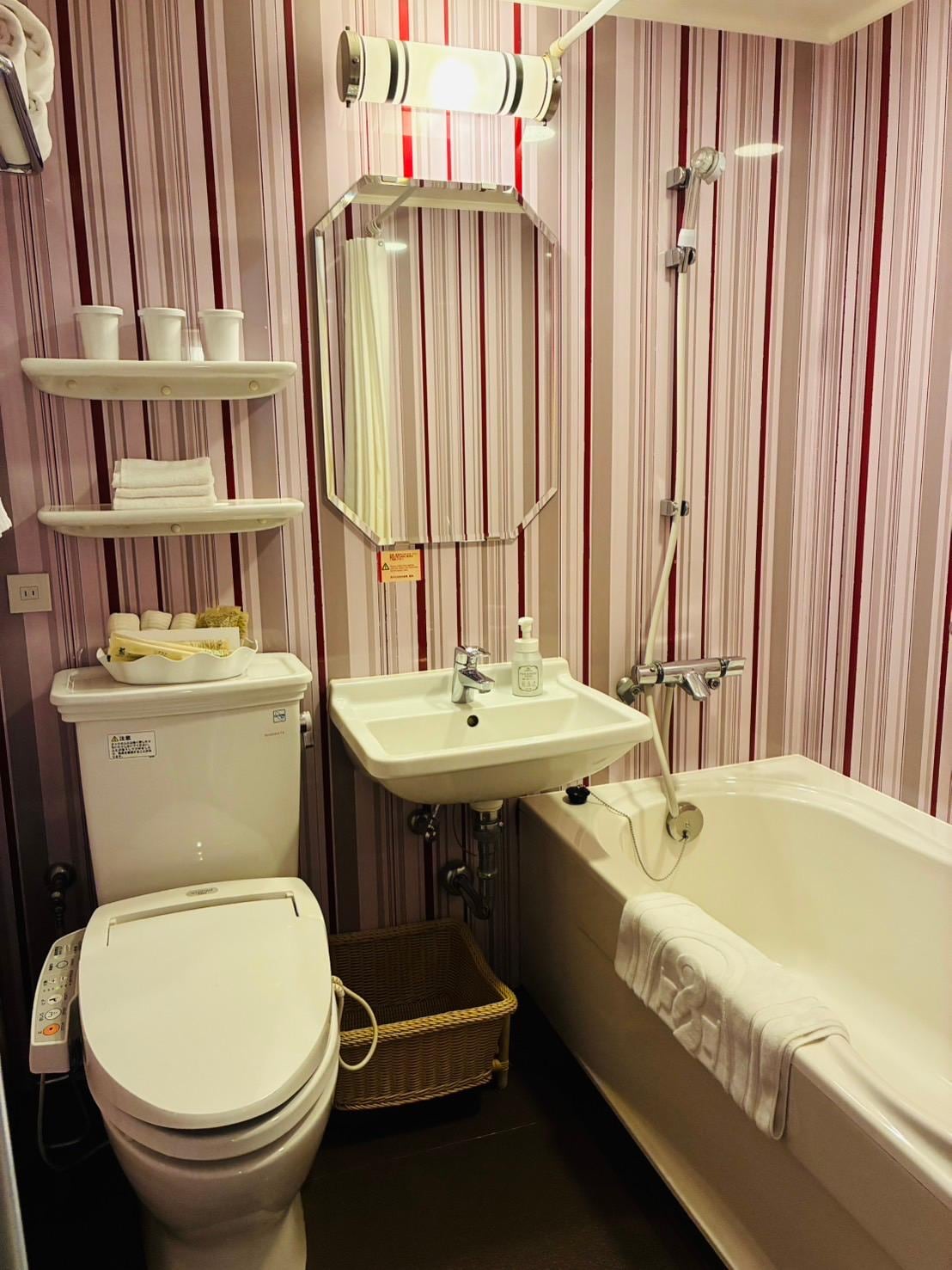 お部屋と統一感のあるトイレとバス