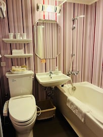 お部屋と統一感のあるトイレとバス