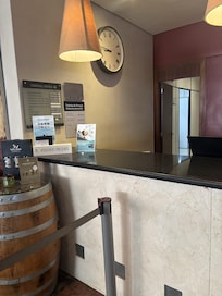 Somente 01 funcionário no Front Desk em horário de pico.