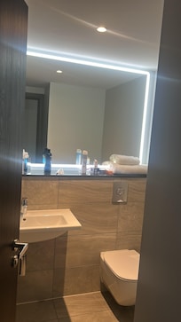 Luxurious bathroom, all very clean and modern!