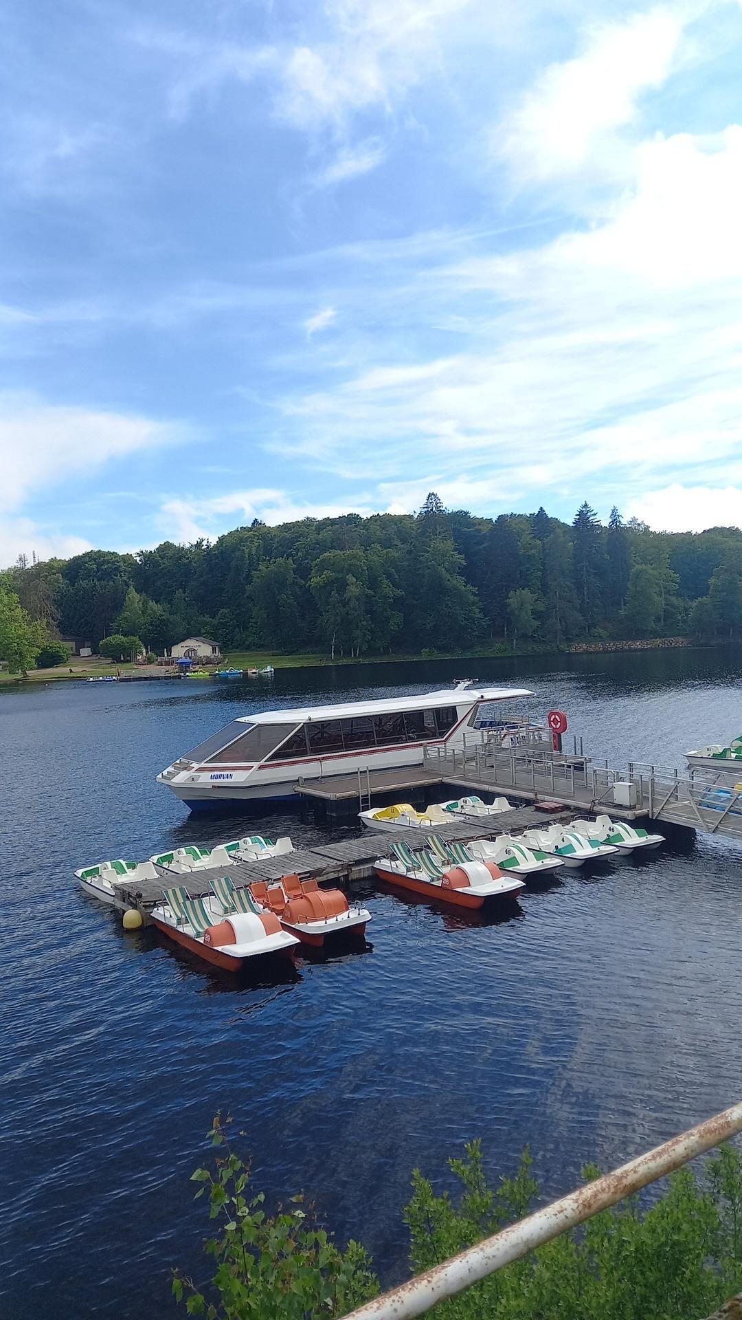 Embarcadère lac des Settons pour le bateau promenade