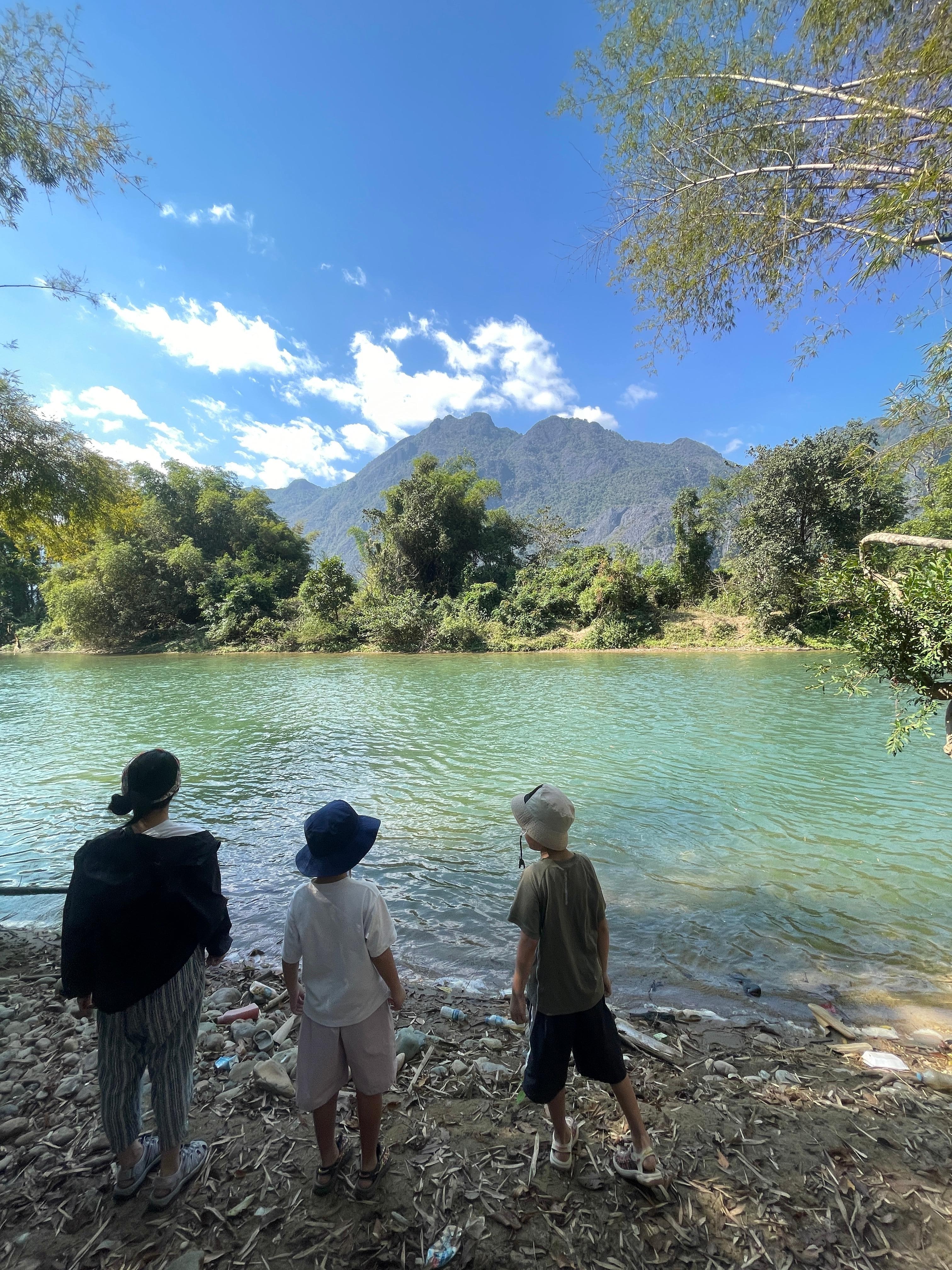 宿から5分くらいのところに誰もいない川があります。オーナーが行き方を教えてくれます。すごく綺麗で静かな川でした。