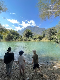 宿から5分くらいのところに誰もいない川があります。オーナーが行き方を教えてくれます。すごく綺麗で静かな川でした。