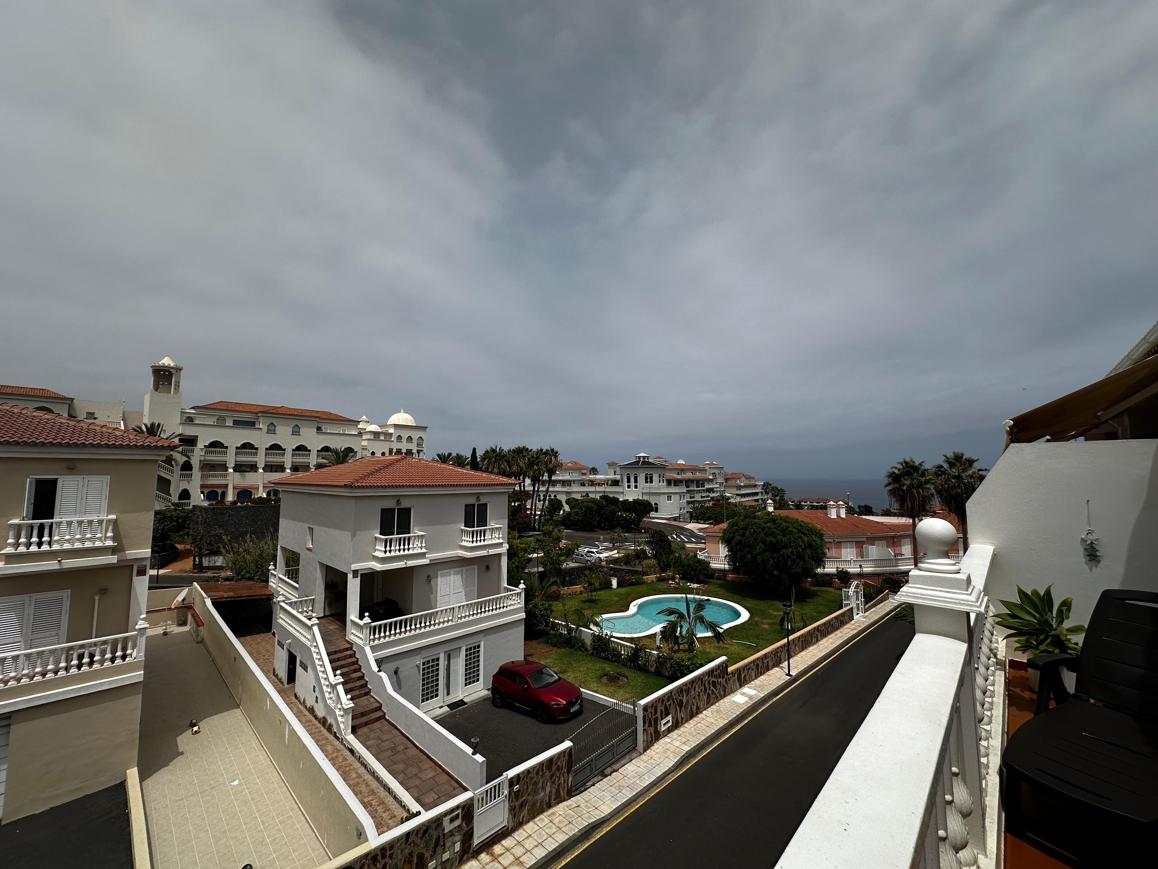 Blick von der Terrasse (mit Pool der Anlage)