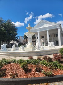 Workers were resurfacing the fountain (sandblasting/pressure
washing). Should be lovely again someday.