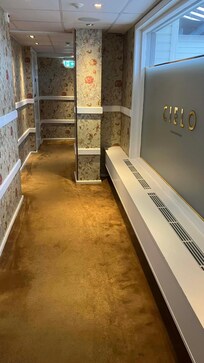 Korridoren är som ett blommigt paket inslaget med kärlek.