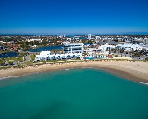 This photo was downloaded from the website, showing the hotel and villas in front.