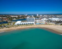 This photo was downloaded from the website, showing the hotel and villas in front.