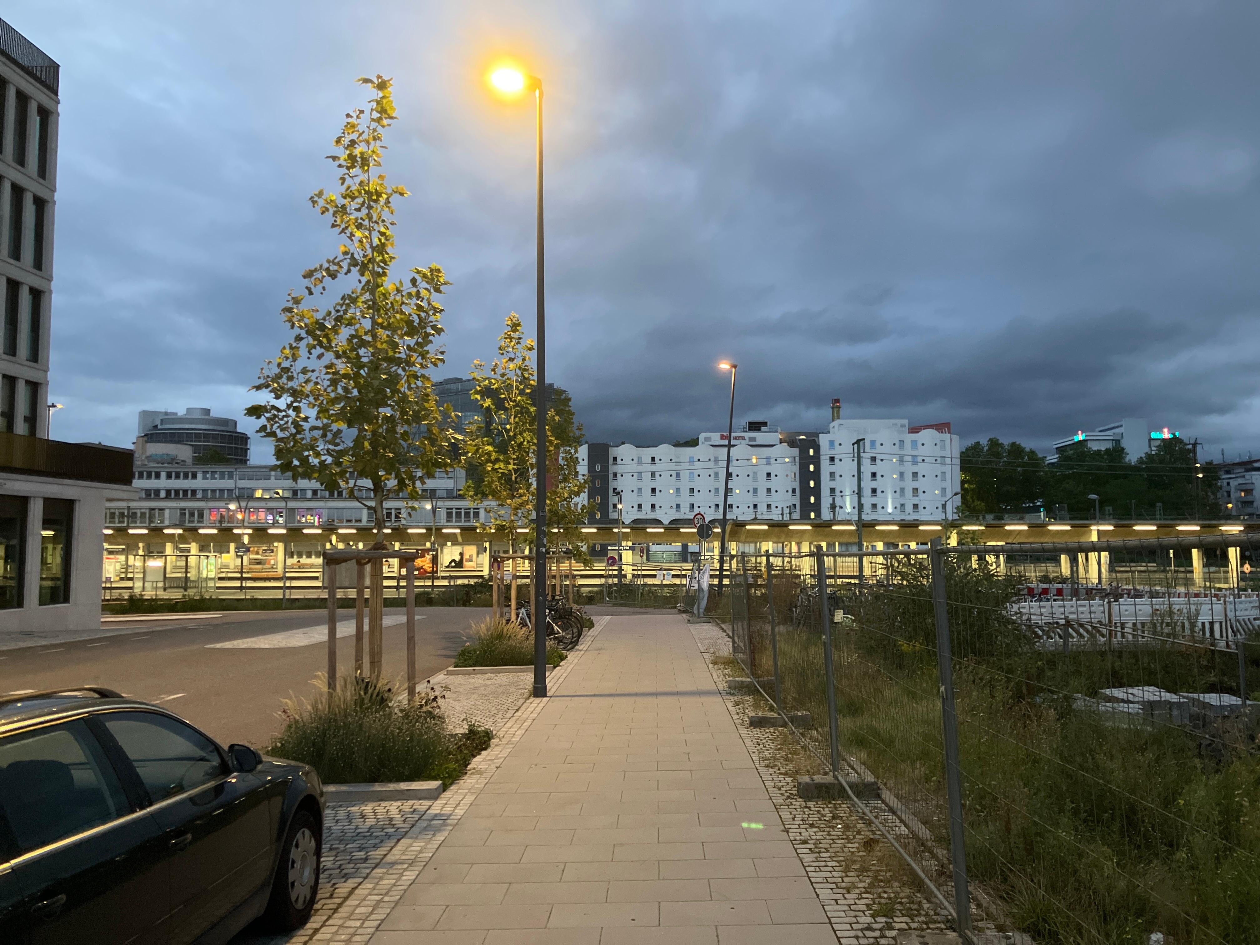 Hotellet set fra den anden side af sporene