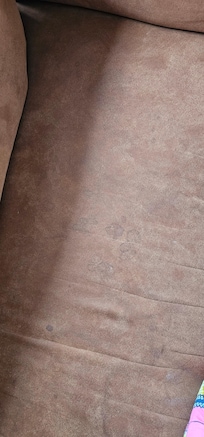 Couch sehr verlebt und mit Flecken