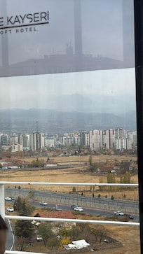 Kahvaltı en üst kat çok güzel bir Kayseri manzarası eşliğinde kahvaltı keyfi oldu çok keyif aldık bir sonraki tercihim yine burası olacak