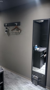 鏡の上枠はお掃除対象外だったようです。