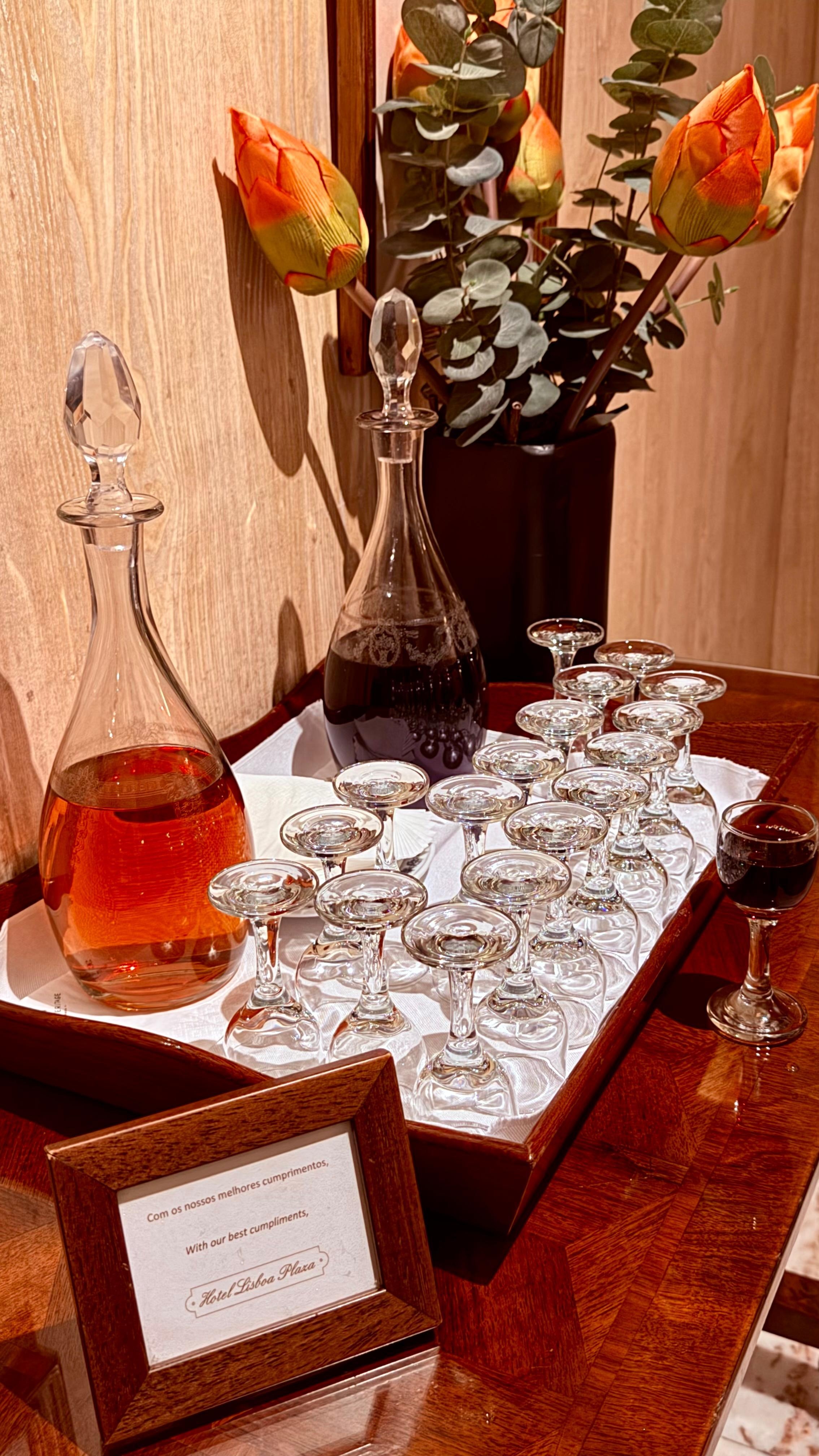 Vinho do porto cortesia no bar do hotel à partir das 17:30.