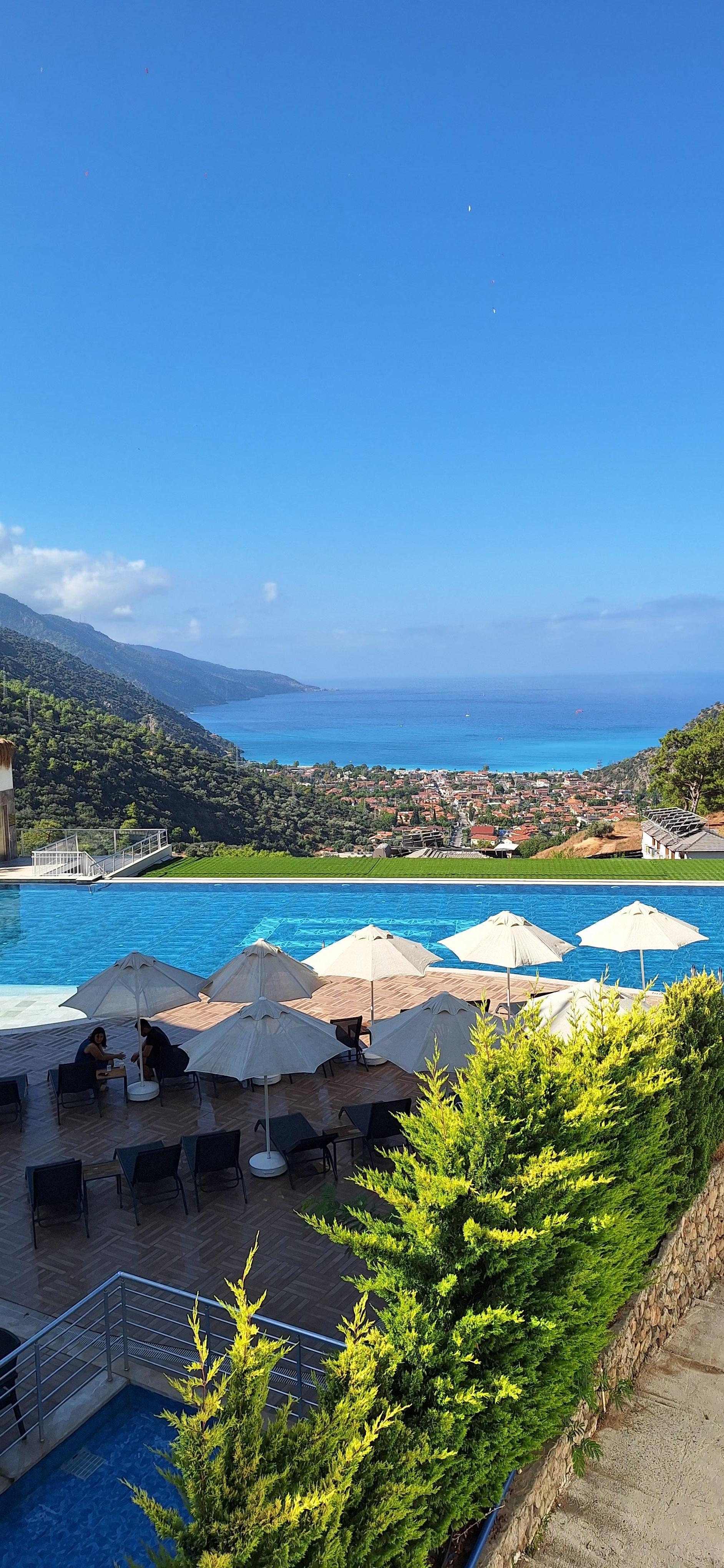 Otel bahçesinden ölüdeniz manzarası 