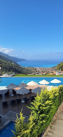 Otel bahçesinden ölüdeniz manzarası