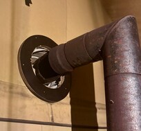 Fehlende Verbindung zum Kamin aufgrund der Windböen.