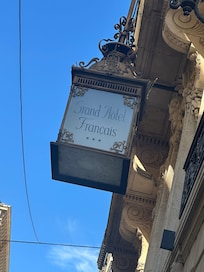 Location is walkable to restaurants and shopping