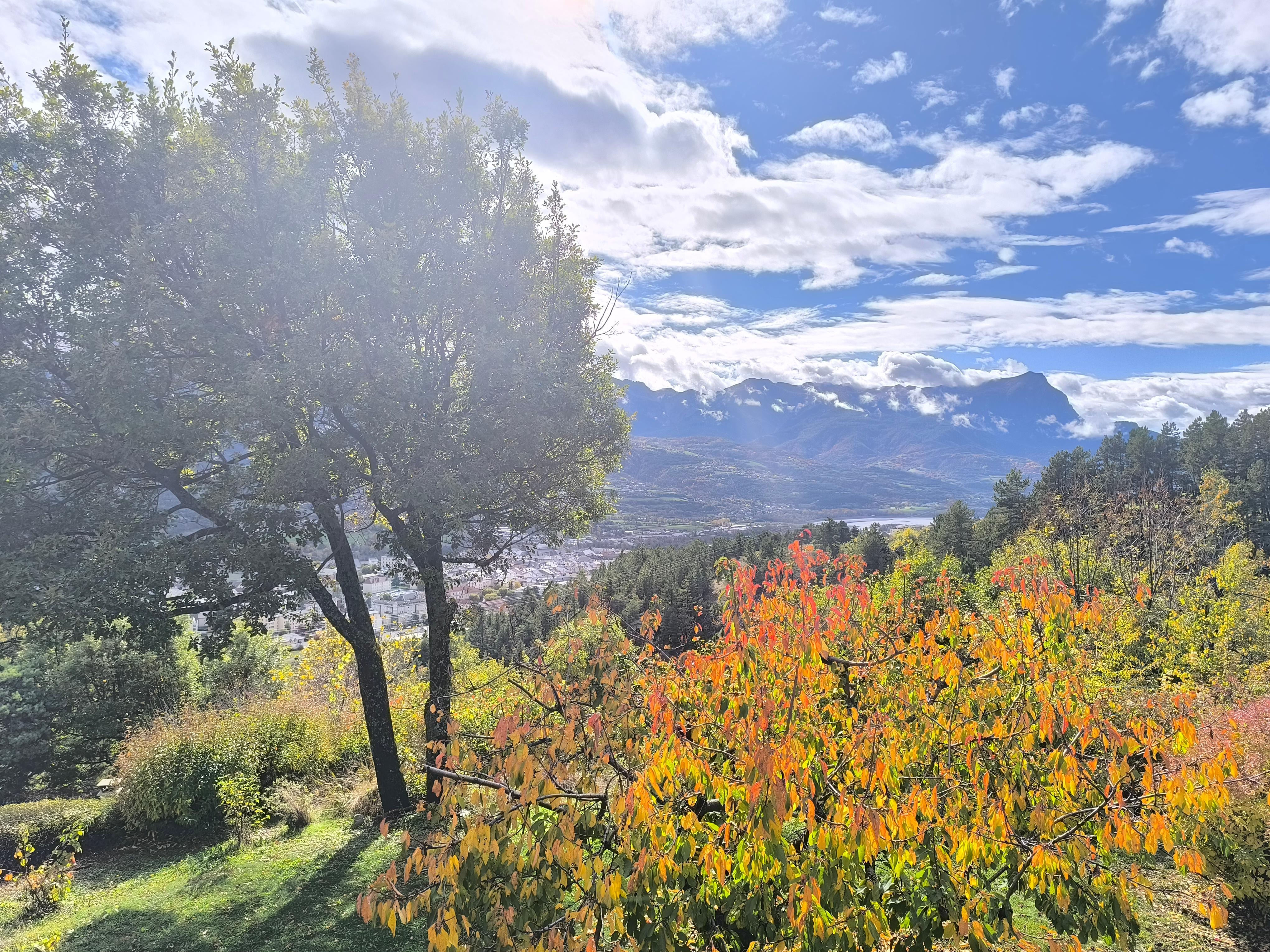 Une vue de la terrasse magnifique sur le lac et les sommets des Orres enneigé 