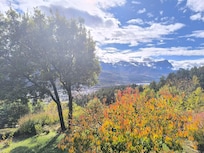 Une vue de la terrasse magnifique sur le lac et les sommets des Orres enneigé