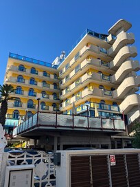 Hotel vorne Poolseite