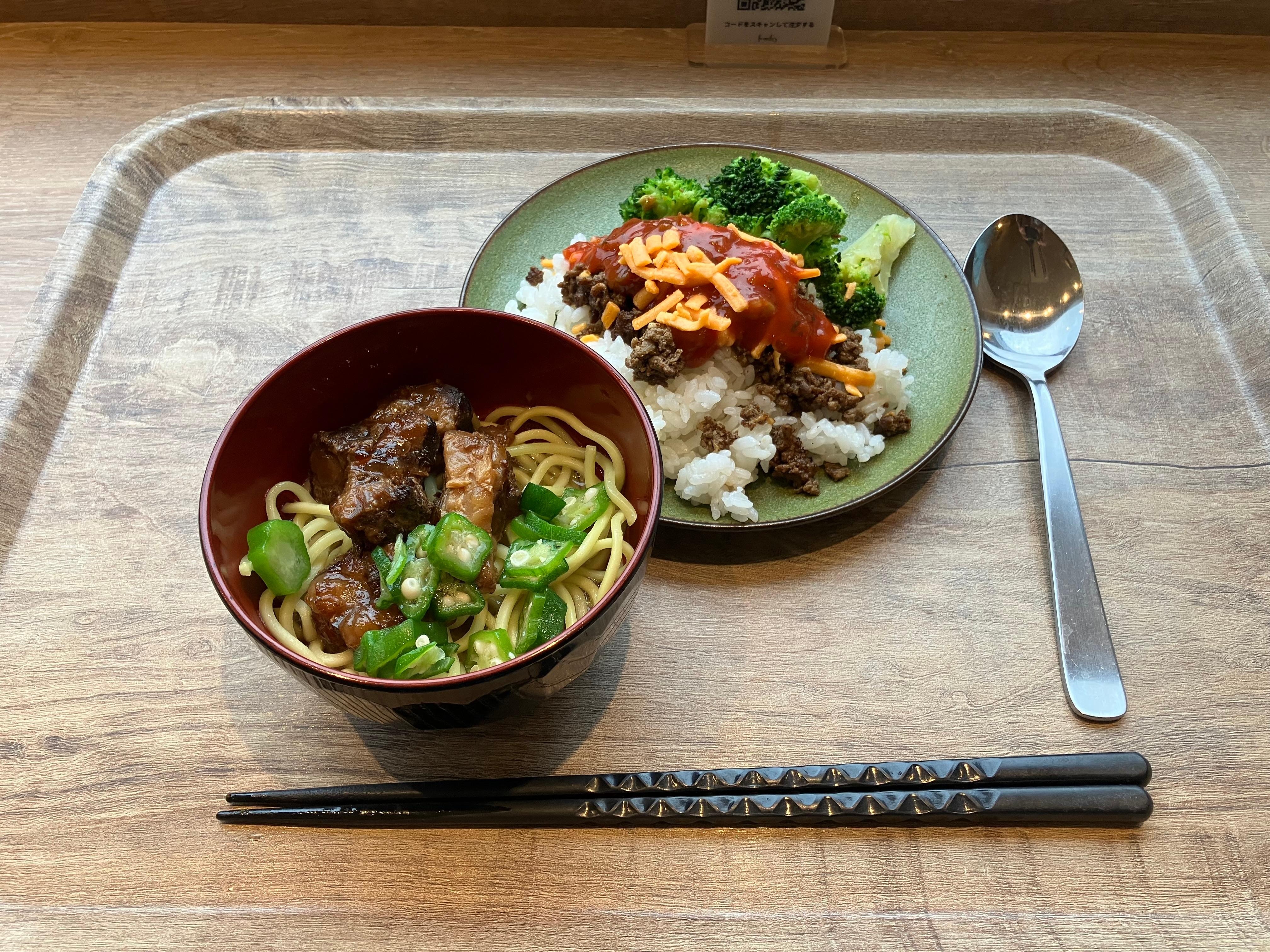 朝食ブュッフェにも島料理が！