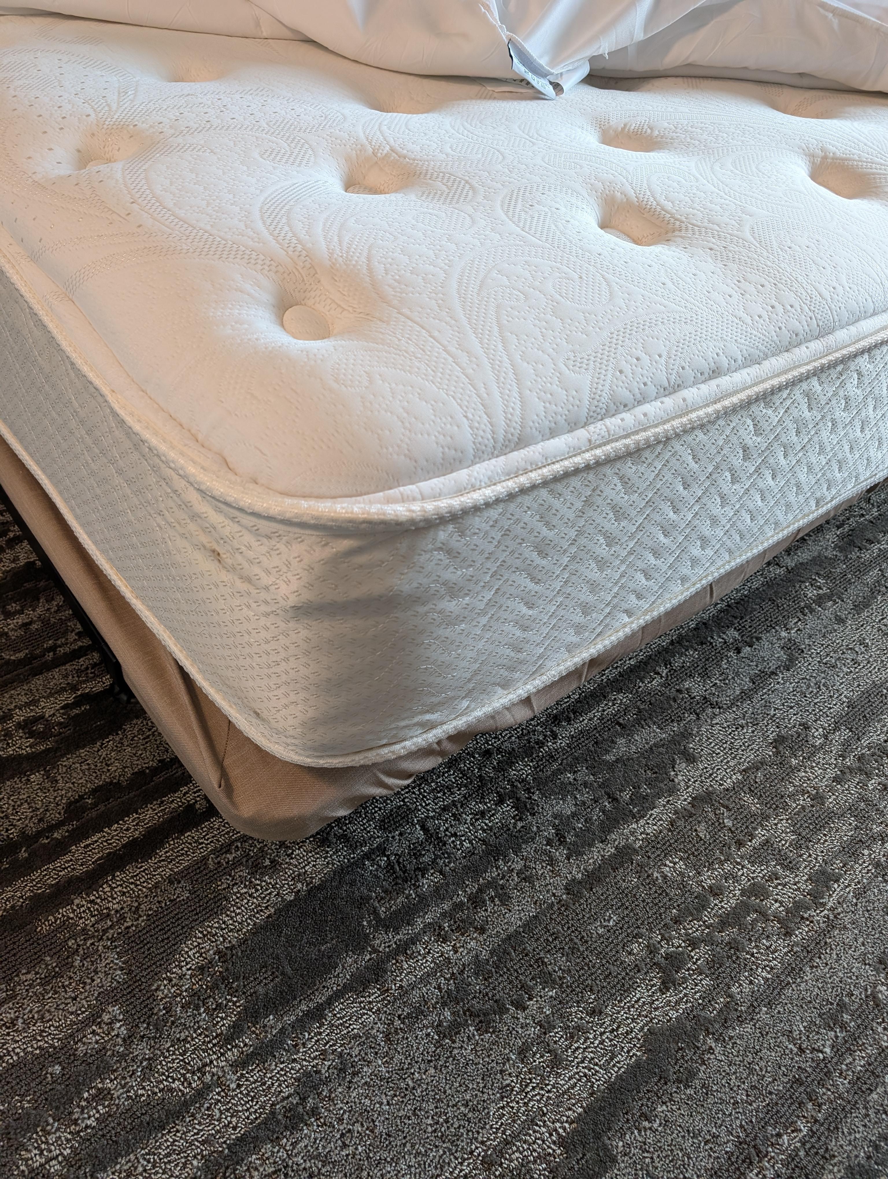 Flat mattress with springs, that you can feel
