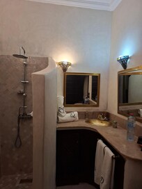 Suite bathroom