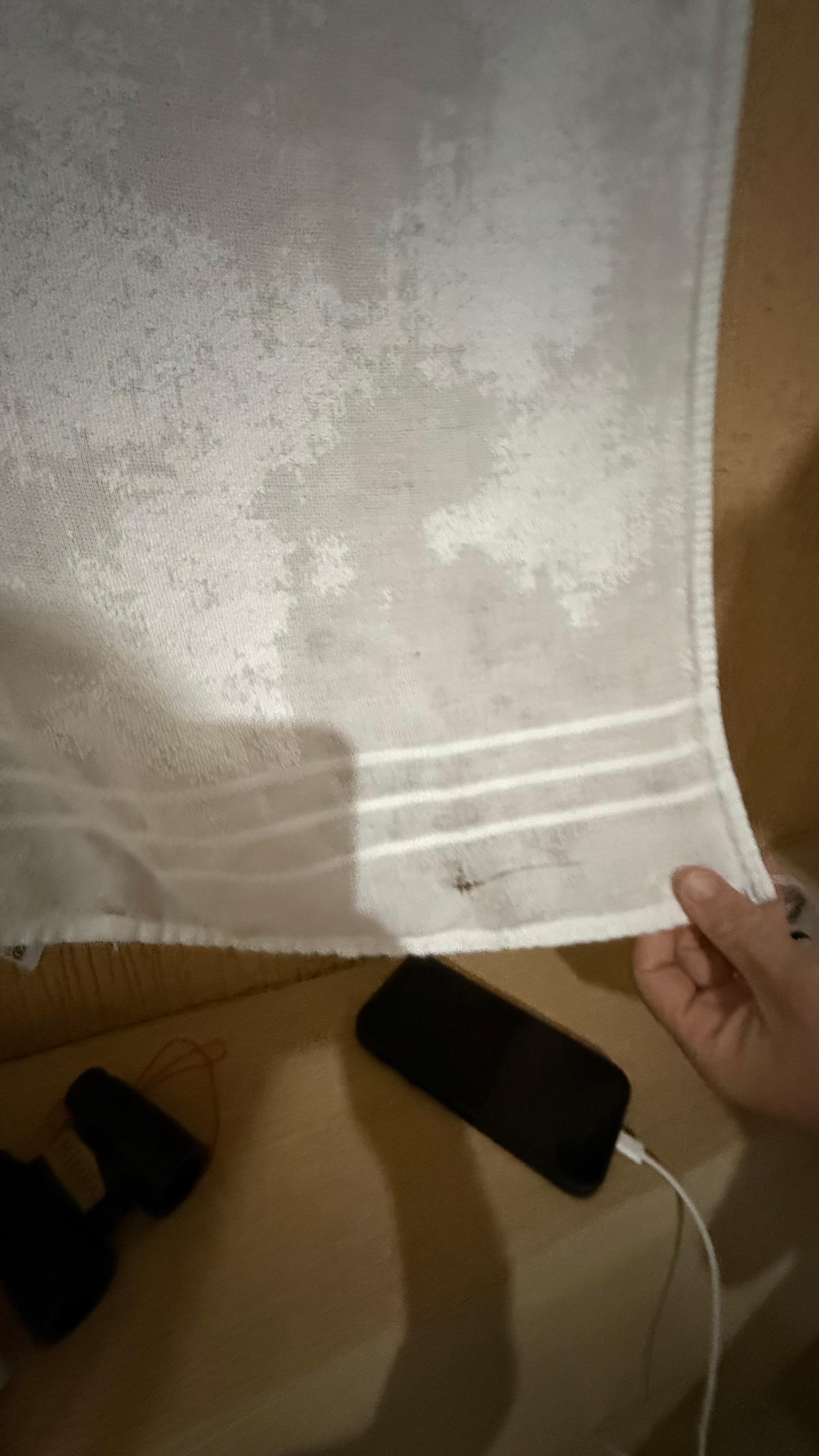 Toalha de rosto rasgada 