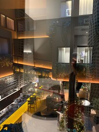 Vista dalla camera, in pratica vedi la reception ,il ristorante interno e cucina