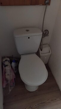 Papier toilette a même le sol