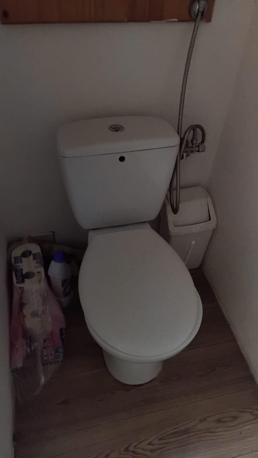 Papier toilette a même le sol
