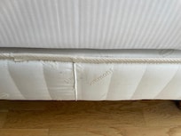 Vergilbte Matratze, ob mit komischen Flecken