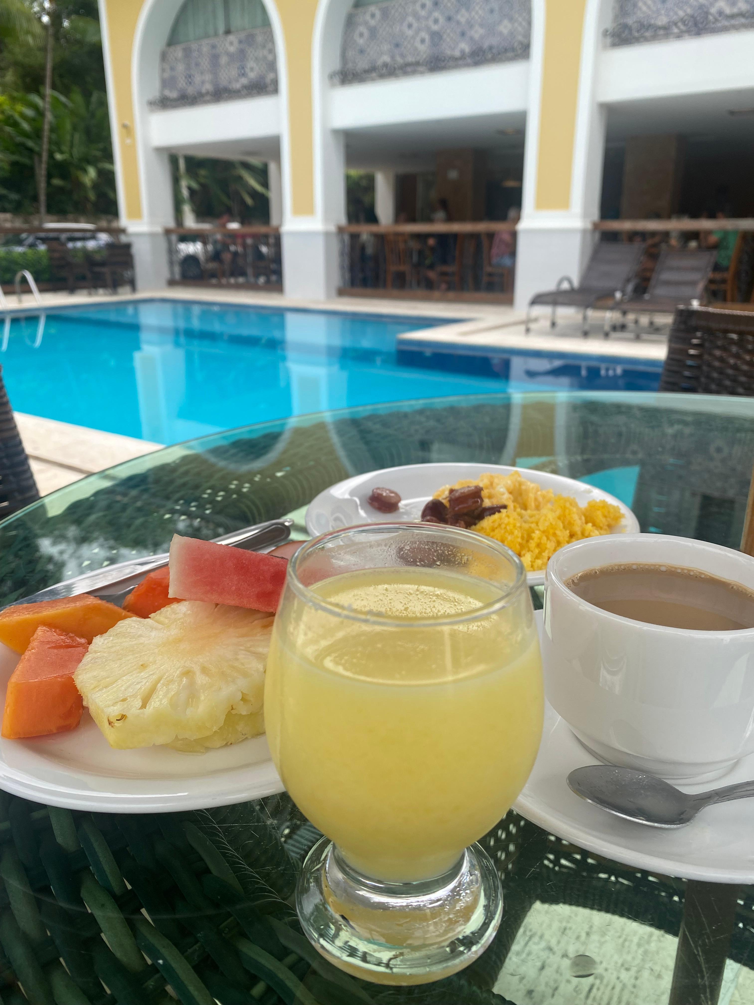 Café da manhã na piscina